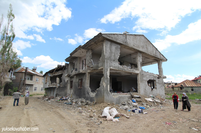 Yüksekova'da evlerin enkazlarından fotoğraflar 151