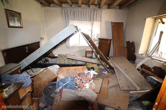 Yüksekova'da evlerin enkazlarından fotoğraflar 152