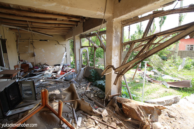 Yüksekova'da evlerin enkazlarından fotoğraflar 153
