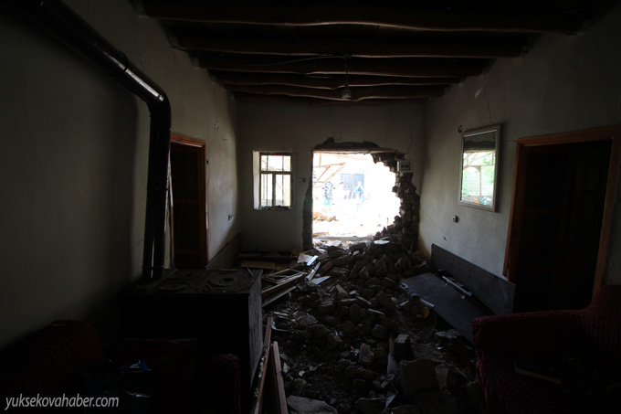 Yüksekova'da evlerin enkazlarından fotoğraflar 154