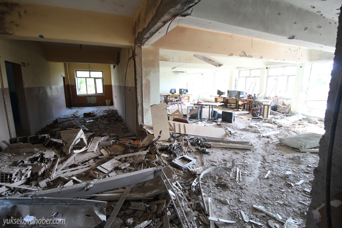 Yüksekova'da evlerin enkazlarından fotoğraflar 156