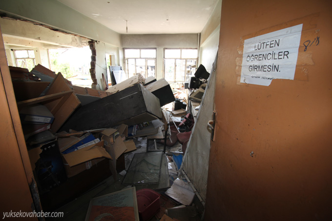Yüksekova'da evlerin enkazlarından fotoğraflar 157