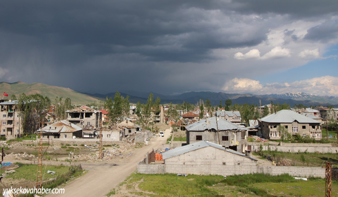 Yüksekova'da evlerin enkazlarından fotoğraflar 159