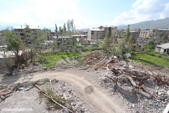 Yüksekova'da evlerin enkazlarından fotoğraflar 161