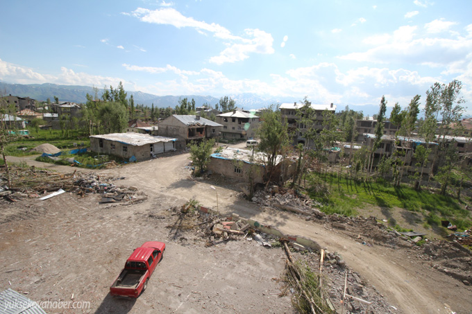 Yüksekova'da evlerin enkazlarından fotoğraflar 162