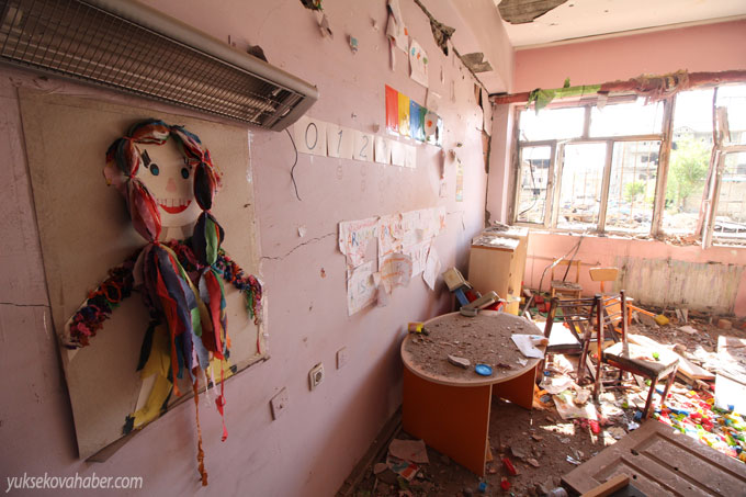 Yüksekova'da evlerin enkazlarından fotoğraflar 164