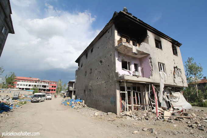 Yüksekova'da evlerin enkazlarından fotoğraflar 166