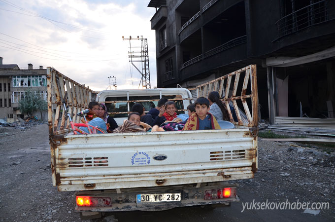 Yüksekova'da evlerin enkazlarından fotoğraflar 17