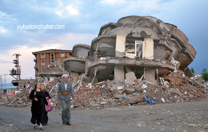 Yüksekova'da evlerin enkazlarından fotoğraflar 18