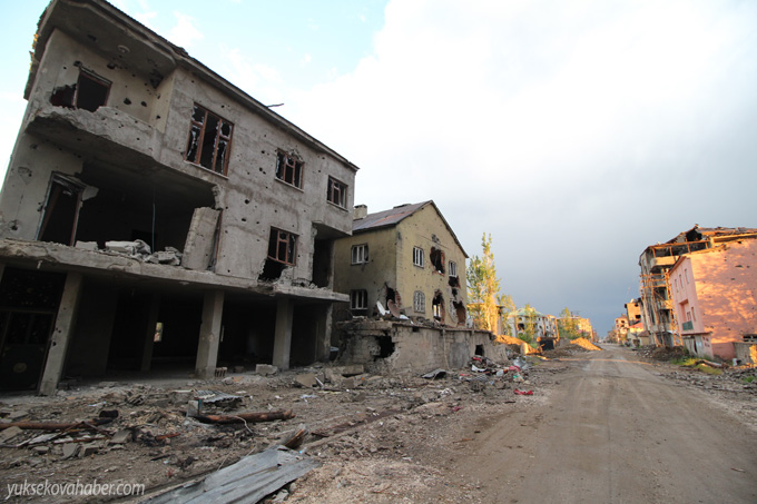 Yüksekova'da evlerin enkazlarından fotoğraflar 19