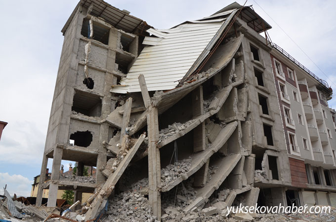 Yüksekova'da evlerin enkazlarından fotoğraflar 2