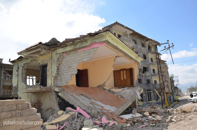 Yüksekova'da evlerin enkazlarından fotoğraflar 21