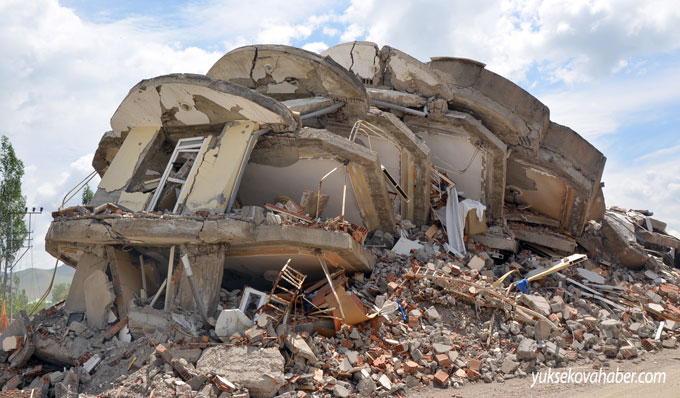 Yüksekova'da evlerin enkazlarından fotoğraflar 22