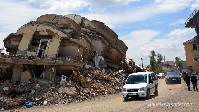 Yüksekova'da evlerin enkazlarından fotoğraflar 23