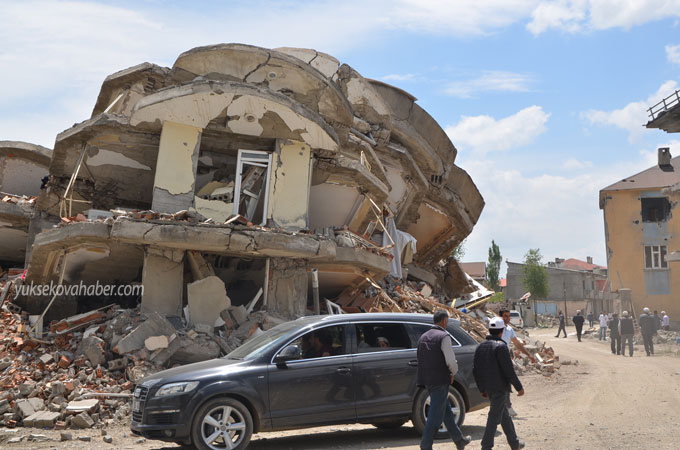 Yüksekova'da evlerin enkazlarından fotoğraflar 24