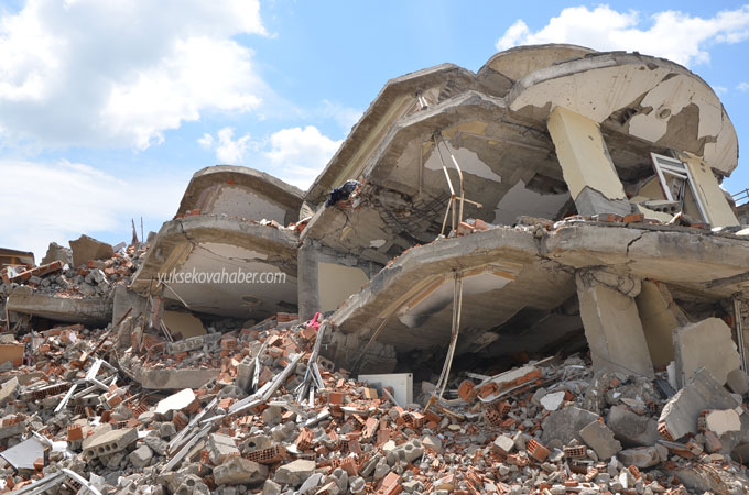 Yüksekova'da evlerin enkazlarından fotoğraflar 25