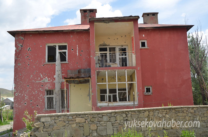 Yüksekova'da evlerin enkazlarından fotoğraflar 26