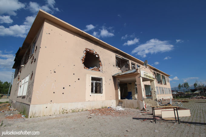 Yüksekova'da evlerin enkazlarından fotoğraflar 28
