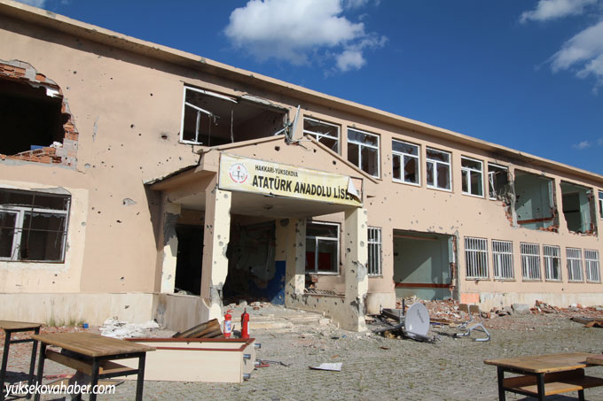 Yüksekova'da evlerin enkazlarından fotoğraflar 29