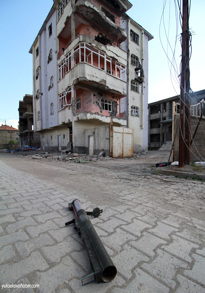 Yüksekova'da evlerin enkazlarından fotoğraflar 30