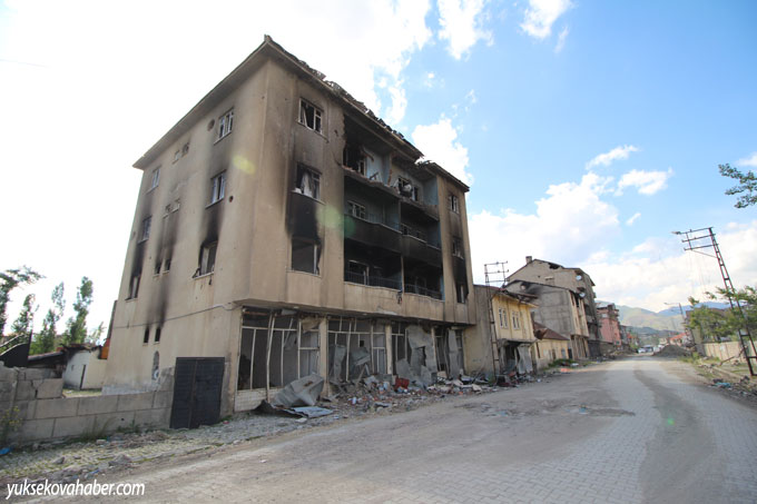 Yüksekova'da evlerin enkazlarından fotoğraflar 31