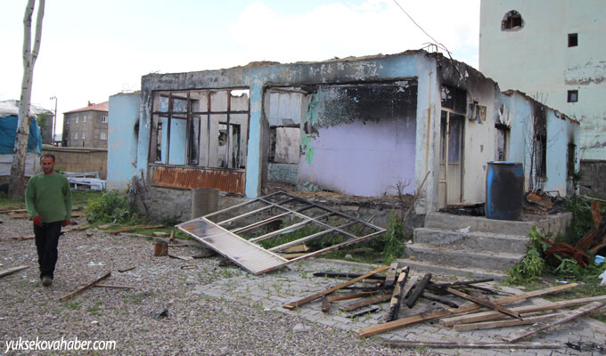Yüksekova'da evlerin enkazlarından fotoğraflar 32