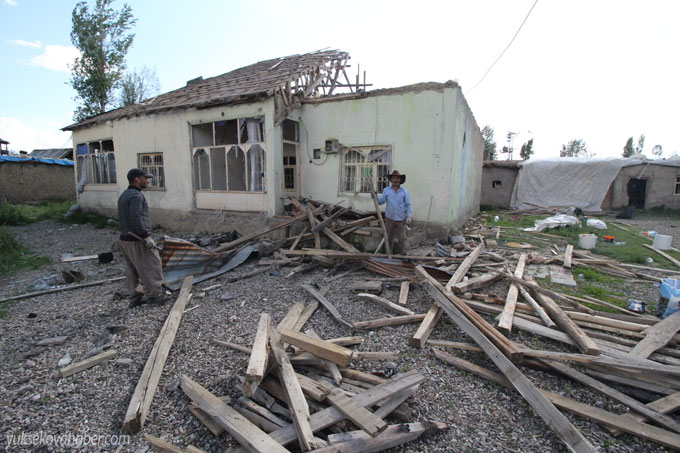 Yüksekova'da evlerin enkazlarından fotoğraflar 33