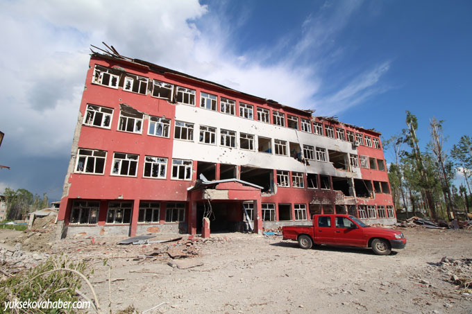 Yüksekova'da evlerin enkazlarından fotoğraflar 35