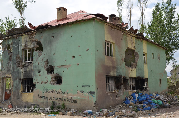 Yüksekova'da evlerin enkazlarından fotoğraflar 37