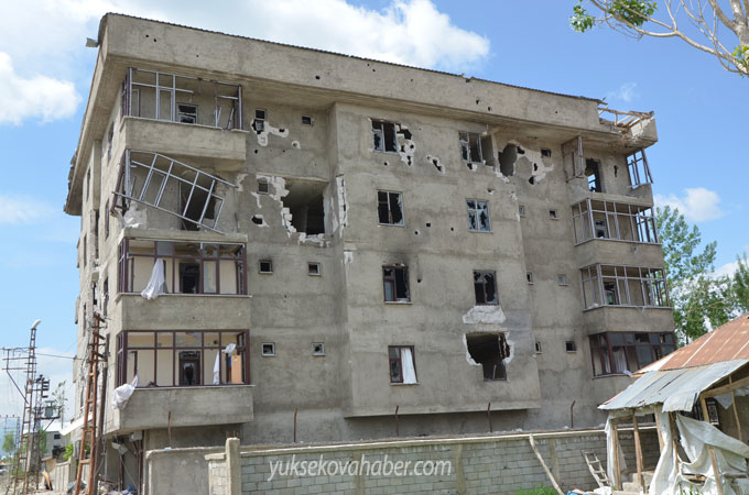 Yüksekova'da evlerin enkazlarından fotoğraflar 38