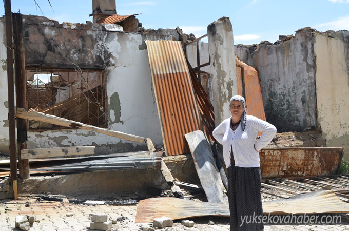 Yüksekova'da evlerin enkazlarından fotoğraflar 39