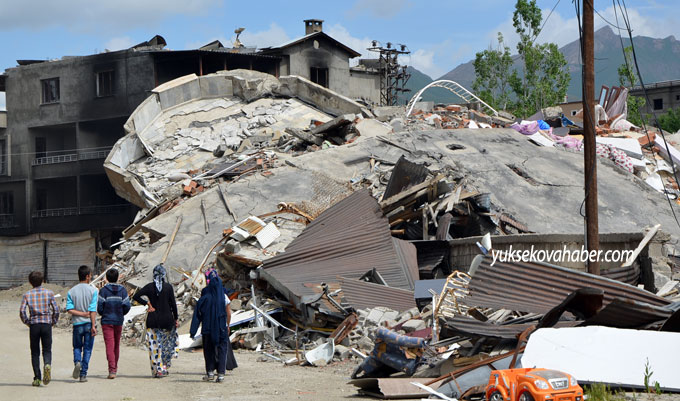 Yüksekova'da evlerin enkazlarından fotoğraflar 4