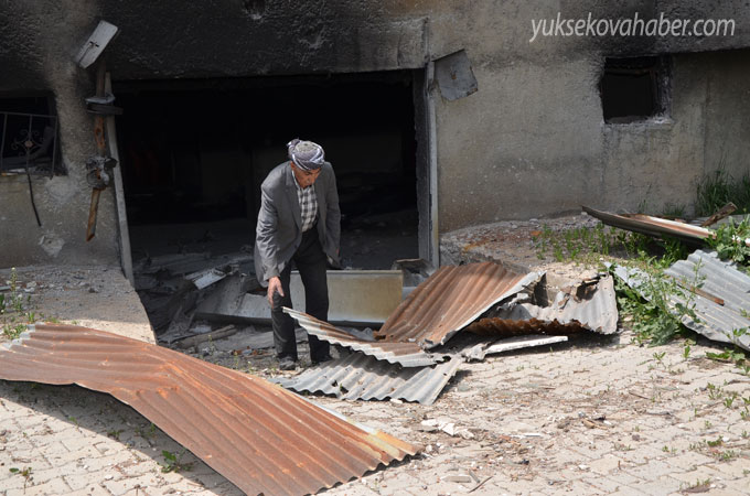 Yüksekova'da evlerin enkazlarından fotoğraflar 43
