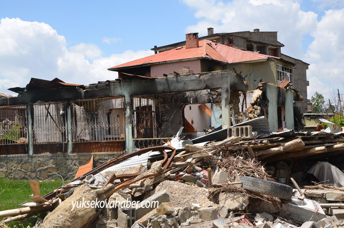 Yüksekova'da evlerin enkazlarından fotoğraflar 44