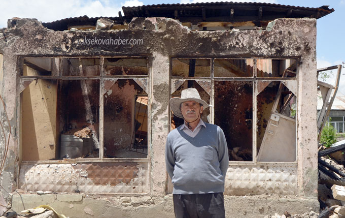 Yüksekova'da evlerin enkazlarından fotoğraflar 46