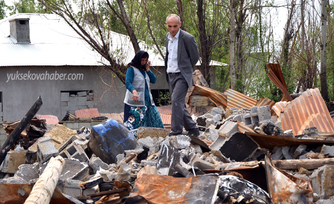 Yüksekova'da evlerin enkazlarından fotoğraflar 5