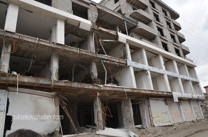 Yüksekova'da evlerin enkazlarından fotoğraflar 52