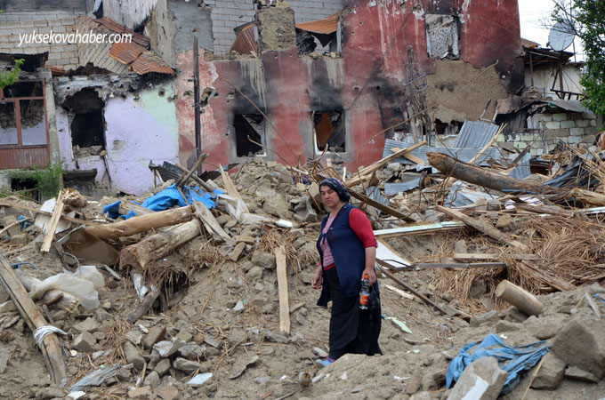 Yüksekova'da evlerin enkazlarından fotoğraflar 53