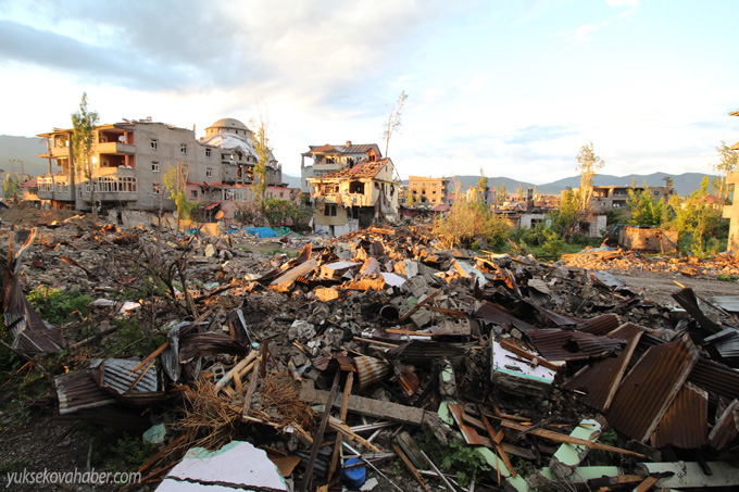 Yüksekova'da evlerin enkazlarından fotoğraflar 56