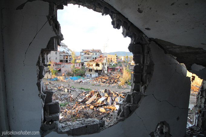 Yüksekova'da evlerin enkazlarından fotoğraflar 57