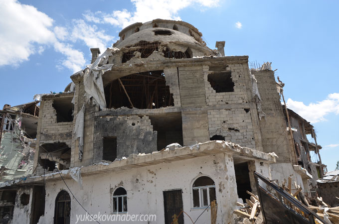 Yüksekova'da evlerin enkazlarından fotoğraflar 58