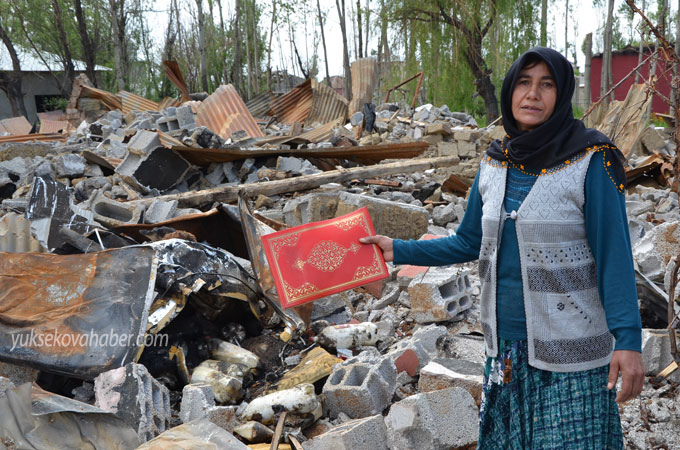 Yüksekova'da evlerin enkazlarından fotoğraflar 6