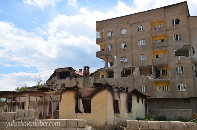 Yüksekova'da evlerin enkazlarından fotoğraflar 61
