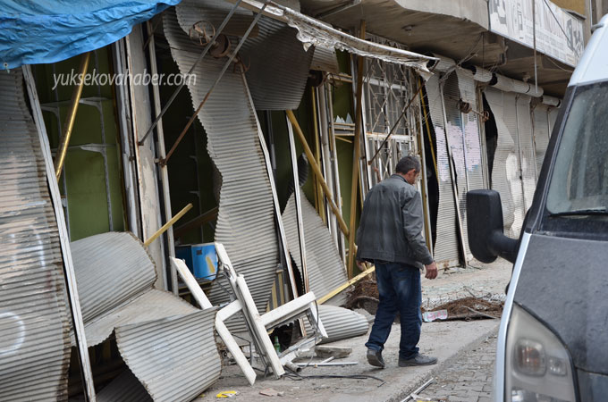 Yüksekova'da evlerin enkazlarından fotoğraflar 62