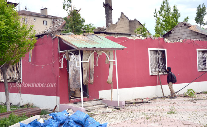 Yüksekova'da evlerin enkazlarından fotoğraflar 63