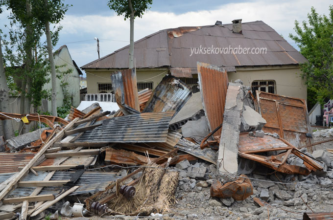Yüksekova'da evlerin enkazlarından fotoğraflar 64