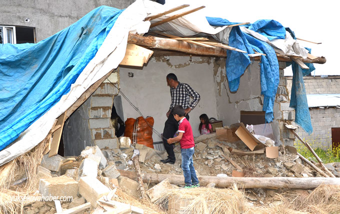 Yüksekova'da evlerin enkazlarından fotoğraflar 65