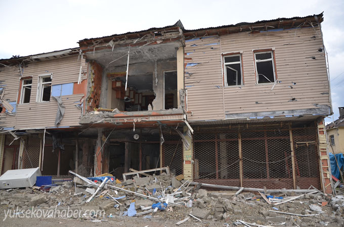 Yüksekova'da evlerin enkazlarından fotoğraflar 66