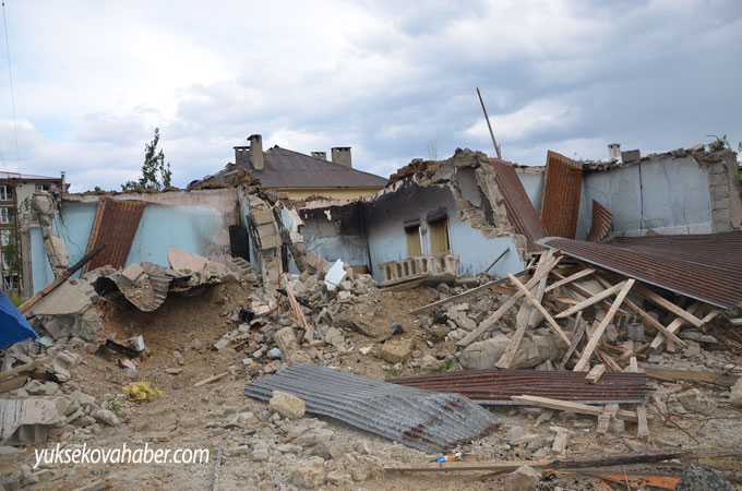 Yüksekova'da evlerin enkazlarından fotoğraflar 67