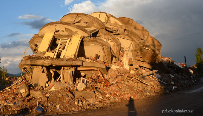 Yüksekova'da evlerin enkazlarından fotoğraflar 68